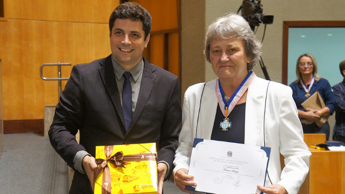 Teresina Stange recebe Comenda da Ordem do Mérito Legislativo ”Convento da Penha”